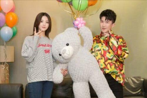 娛樂圈的日常吃瓜,揭秘明星們的日?！俺怨稀鄙?></a></li>
              </ul>
            </div>
                                    <div   id=